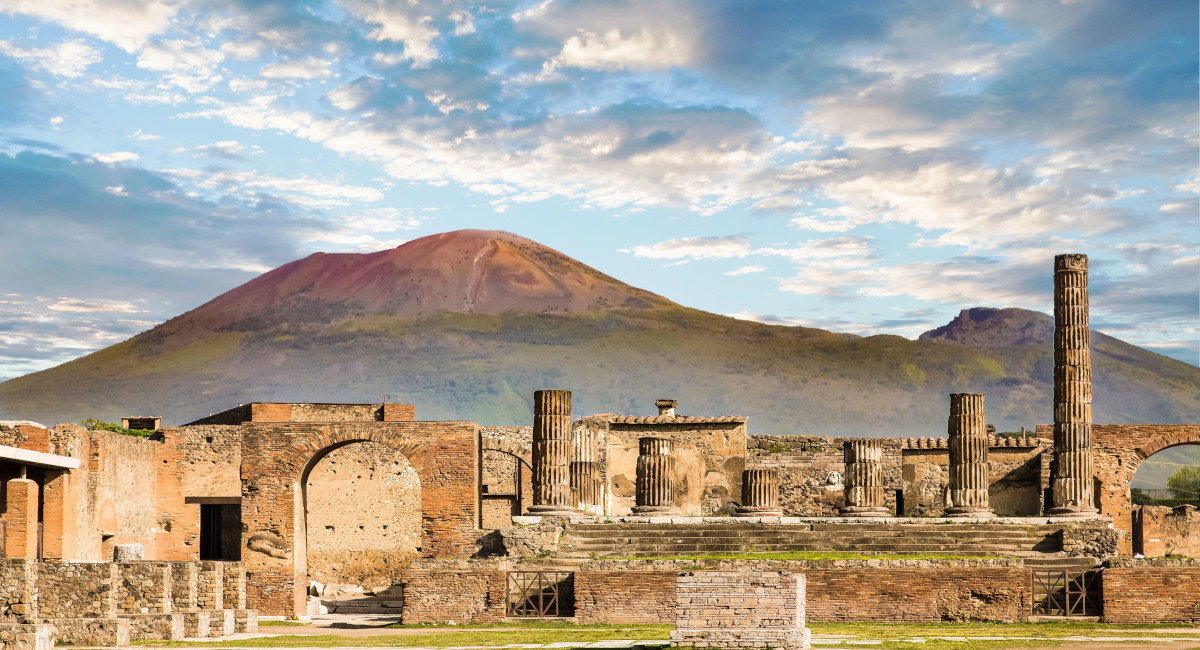 Private Tour of Pompeii Excavations with Wine Tasting & Lunch